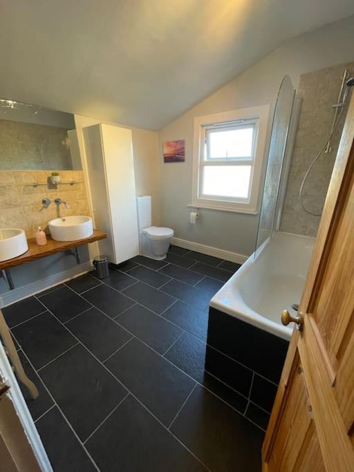 Gloucester Rd 2 Mins Away - Fab, New, Trendy House ブリストル エクステリア 写真